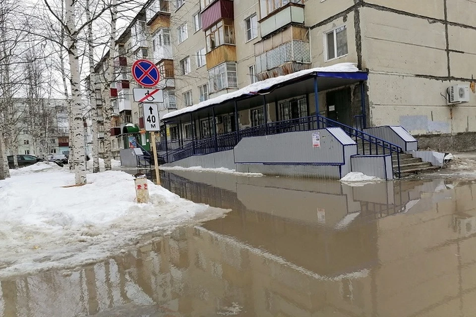 Потепление стало причиной потопа на улицах Нефтеюганска. Фото из сообщества "ВКонтакте" "Другой регион-86- Нефтеюганск".