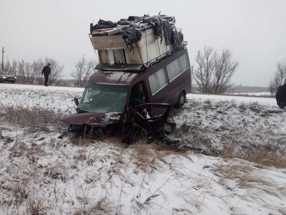 На дороге в условиях непогоды образовалась наледь