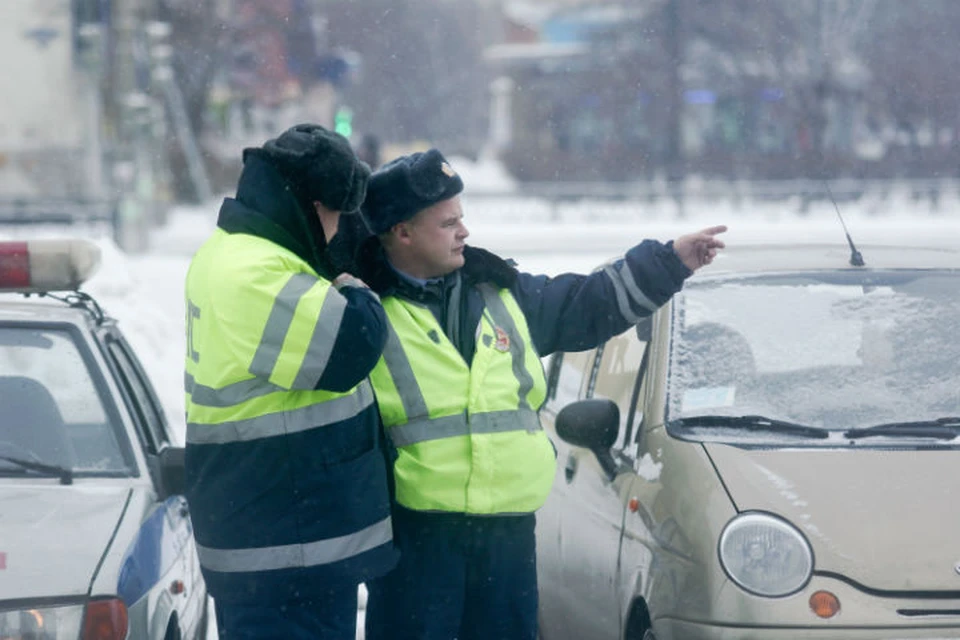 Сотрудники ГИБДД патрулируют опасные участки дорог
