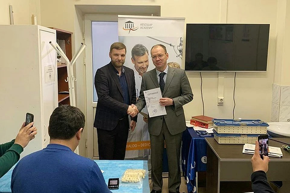 Нейрохирург Бывальцев: После удаления грыжи позвоночника пациенты на следующий день встают и уходят домой через 2 - 3 дня. Фото: архив Вадима Бывальцева