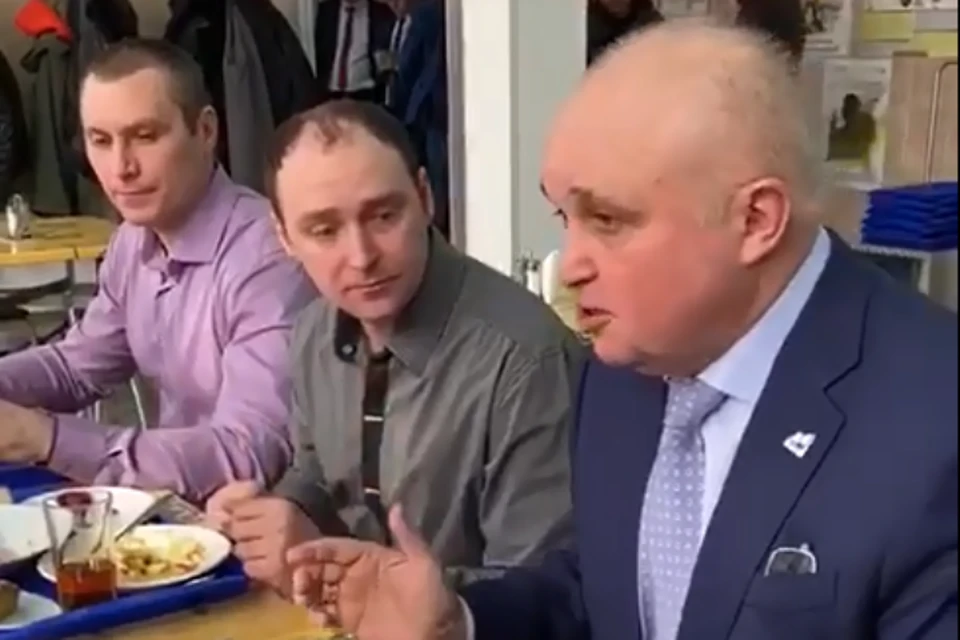 Первый вице-премьер Правительства России пообедал в шахтерской столовой в Кузбассе. Фото: Скриншот «Цивилев.Live»