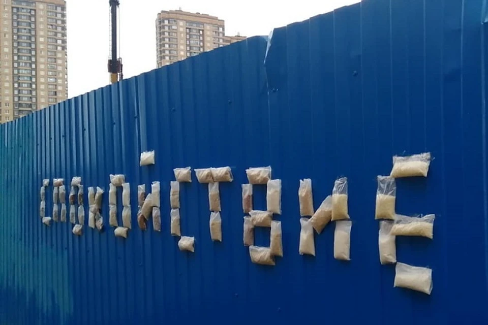 Как стеб над паникерами в Петербурге появилась инсталляция из гречки и риса. Фото: instagram.com/loketski