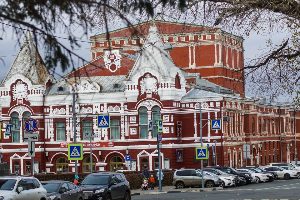 Теперь спектакли придется смотреть через интернет
