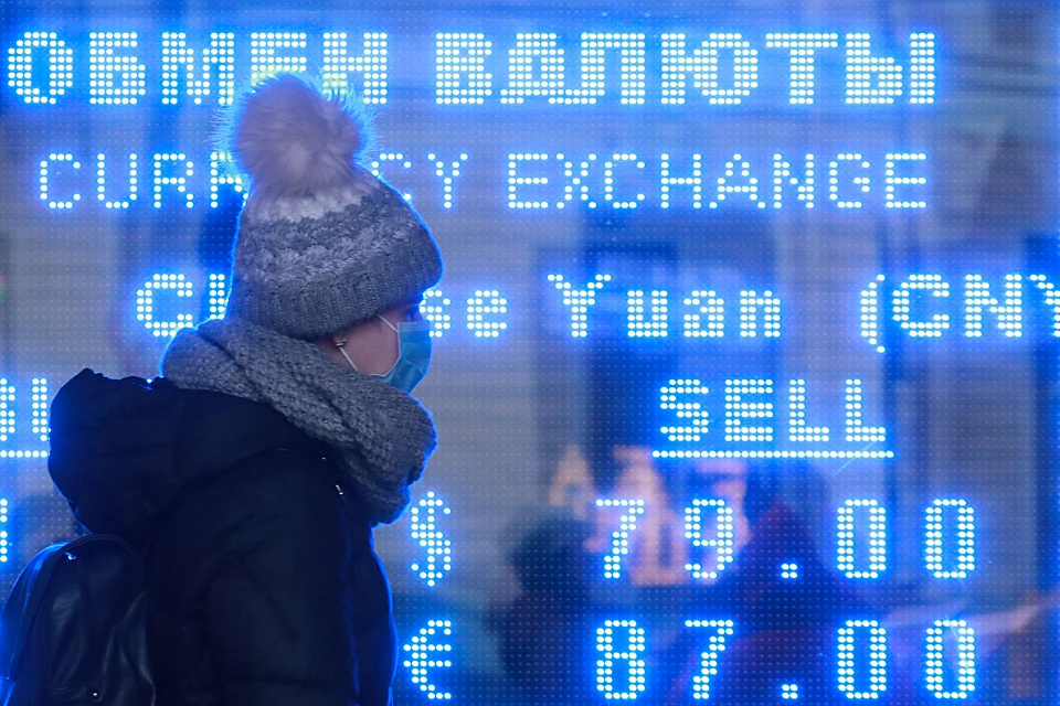 Слишком уж много факторов играют против российской валюты. Фото: Сергей Коньков/ТАСС