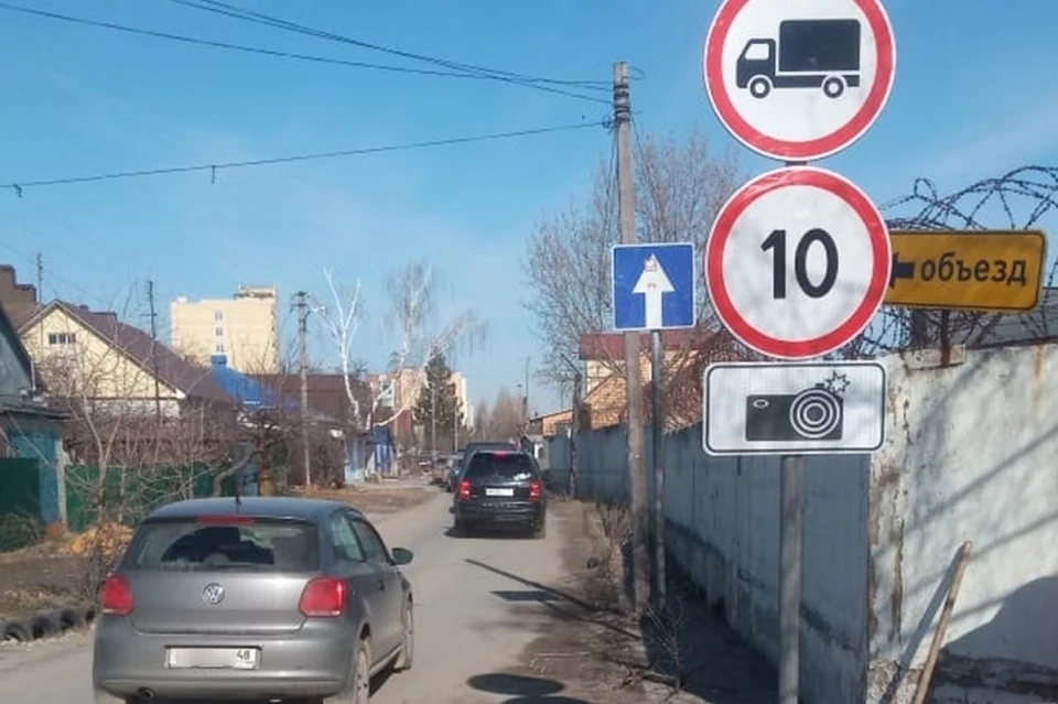 На улице Индустриальная поставили дорожные знаки