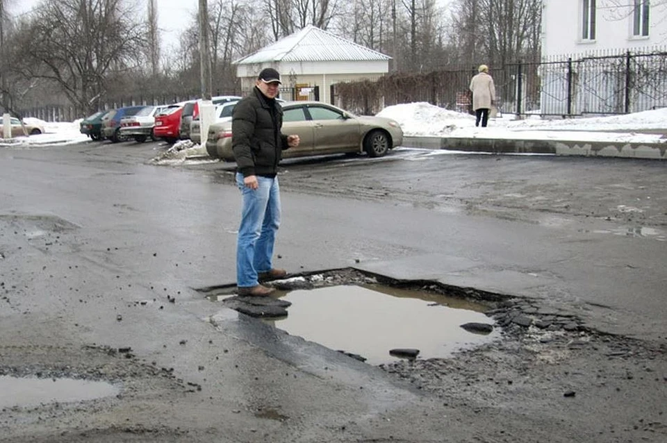 Асфальт в Миассе сходит вместе со снегом. Из-за безграмотных смет на ремонт дорог. Фото: Архив "КП".