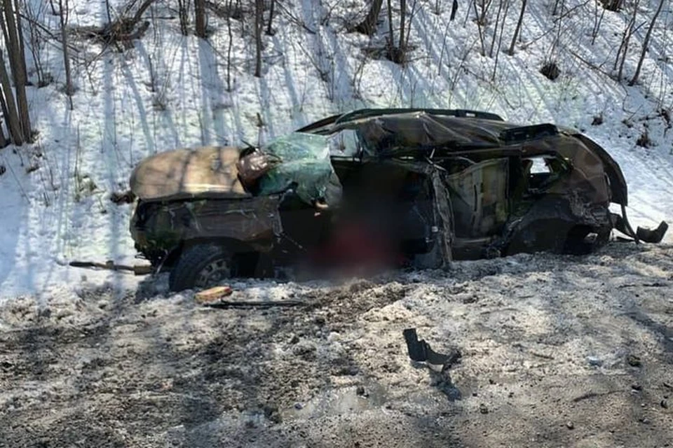 Автомобиль превратился в груду металлолома, экипаж погиб. Фото: AK__VDK, dps__vl