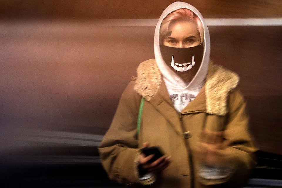 Пассажирка в медицинской маске в московском метро. Фото: Валерий Шарифулин/ТАСС