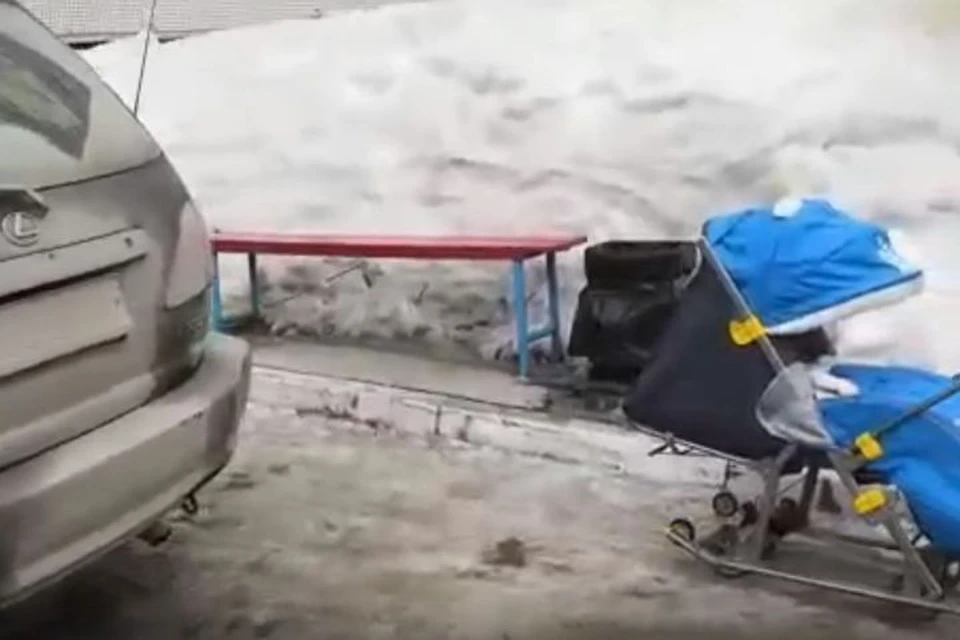 Автомобилист слишком близко к дому и скамейке припарковал свою машину. Фото: стоп-кадр