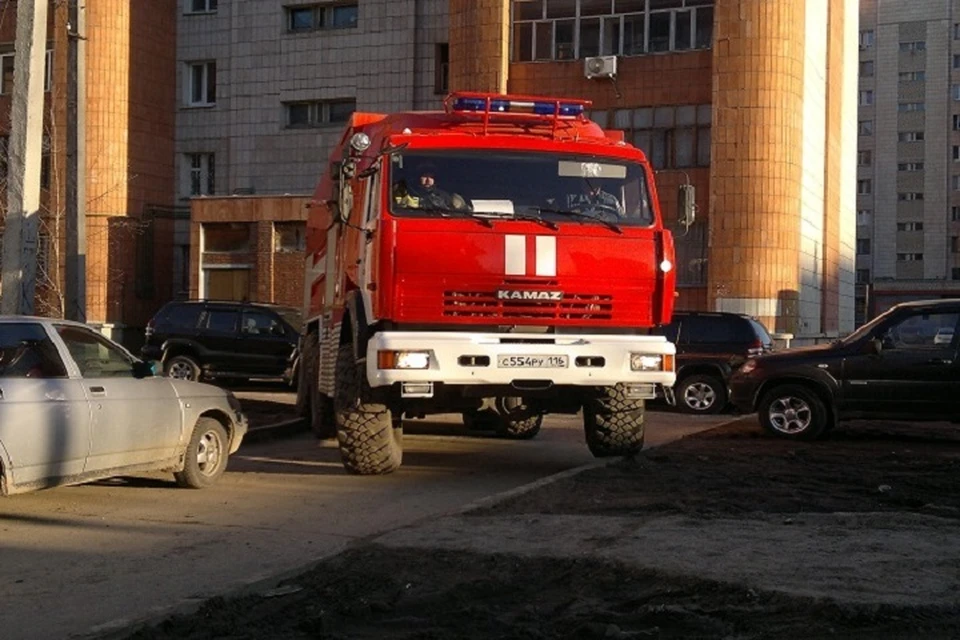 На место происшествия прибыли пожарные