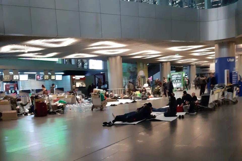 Люди вынуждены по несколько суток жить в аэропорту, ожидая редких рейсов