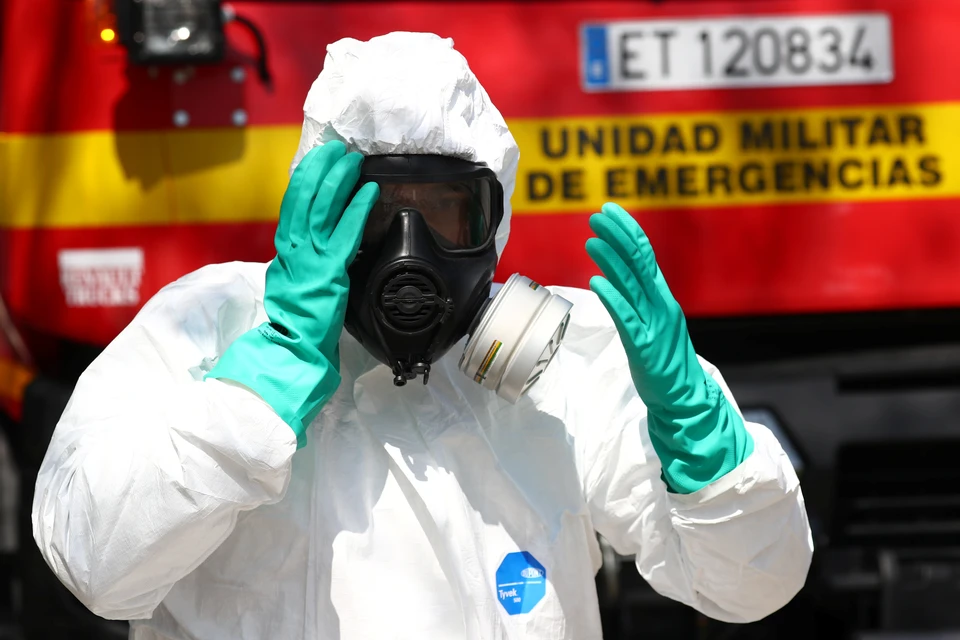 Испанский медик хватается за голову на фоне роста числа зараженных коронавирусом в стране.