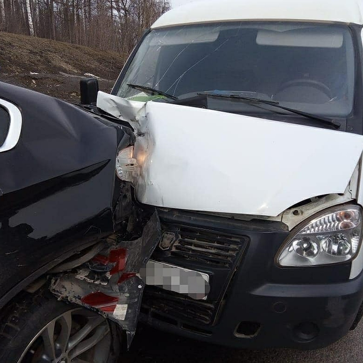 На проспекте Салавата Юлаева в Уфе «Газель» помяла припаркованный BMW -  KP.RU