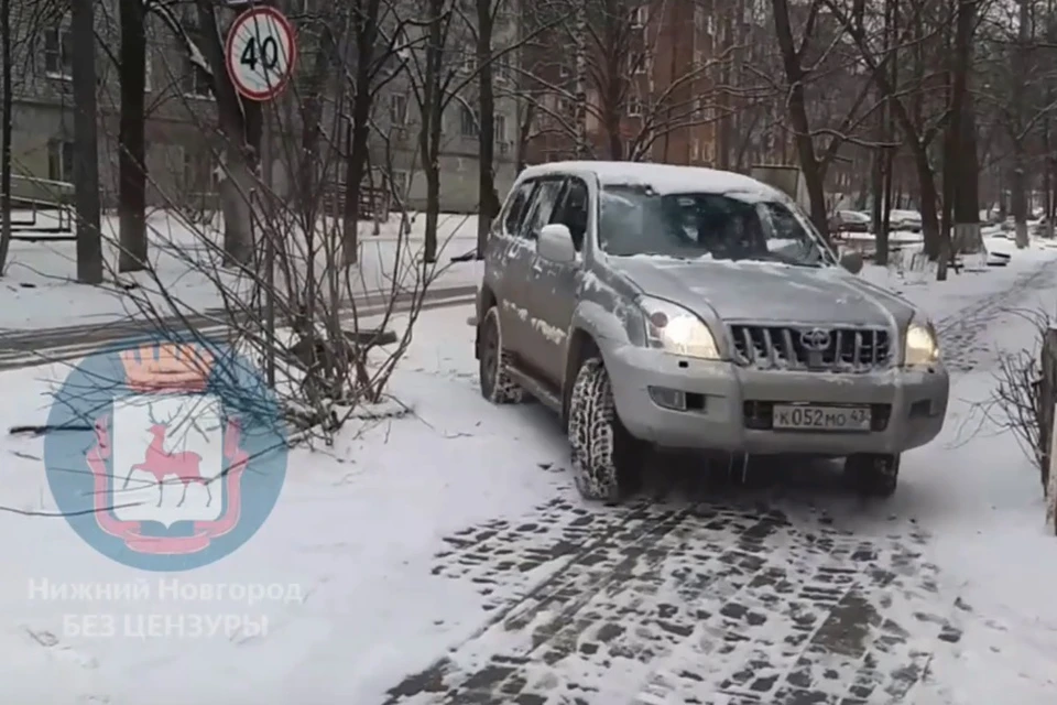 Сначала автоледи проехалась по встречке, а после вырулила на тротуар.
