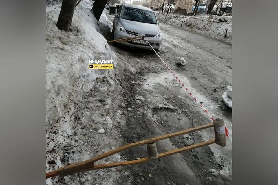 В Новосибирске опасный участок на дороге оградили костылями.