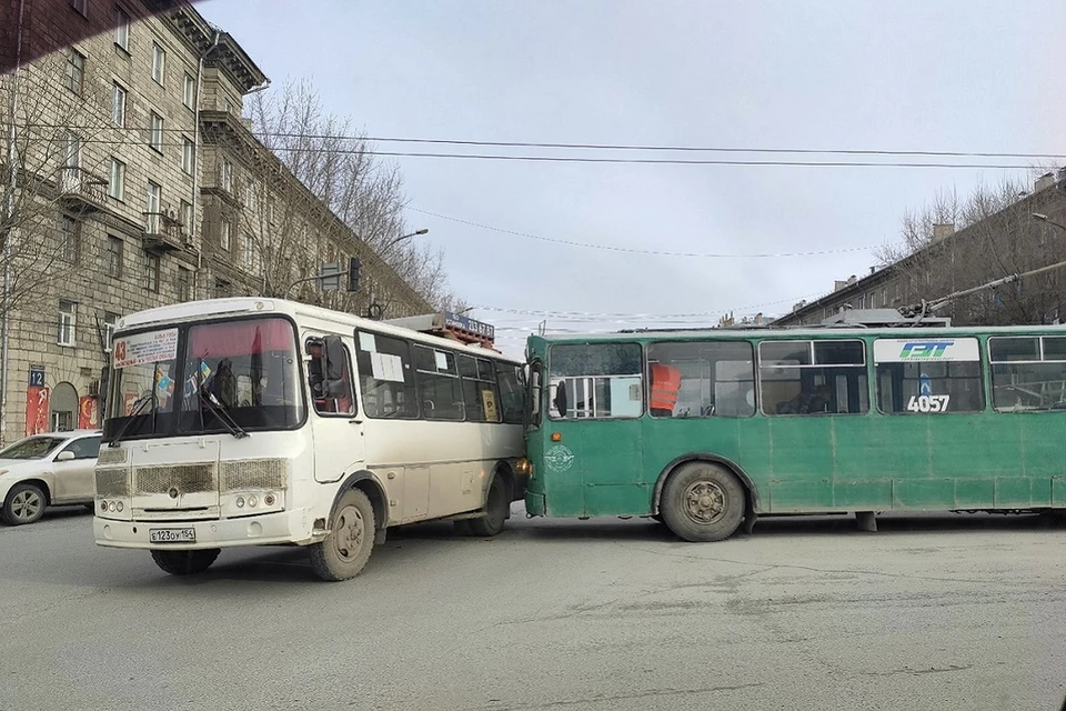 Автобус и троллейбус столкнулись на кольце на площади Станиславского.