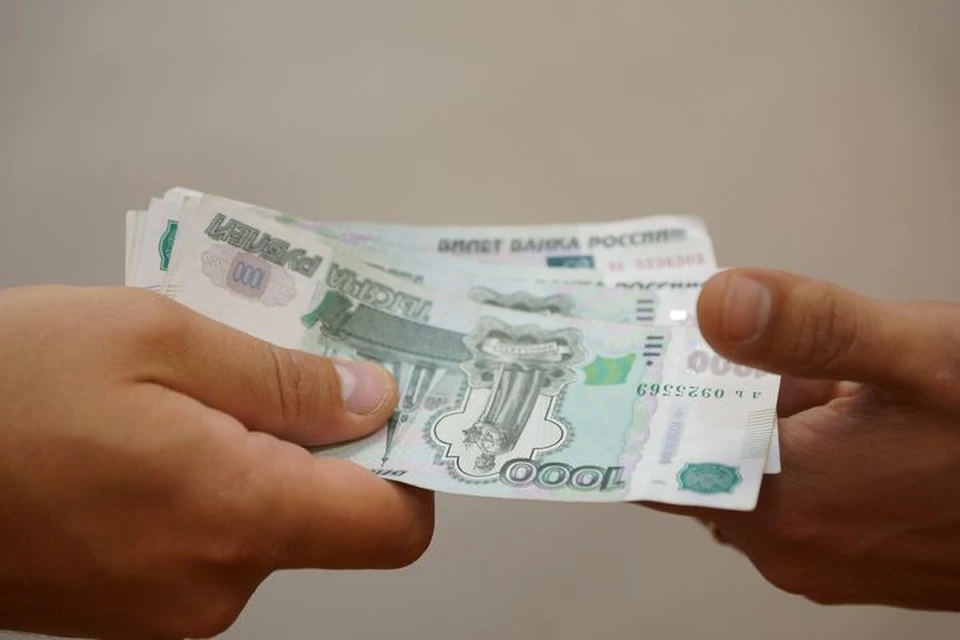 Сибиряк пытался откупиться от полицейского за незаконную продажу омывайки на обочине дороги.
