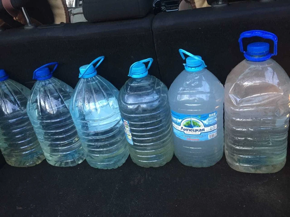 Людям приходится набирать воду вот в такие пятилитровые емкости.