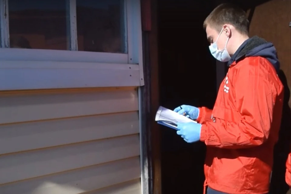 Волонтеры соблюдают все меры безопасности против коронавируса и не заходят в дом Фото: администрация Твери (скрин видео)