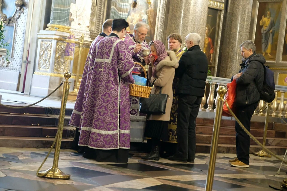 В Казанском соборе Санкт-Петербурга проводятся богослужения, несмотря на запрет властей