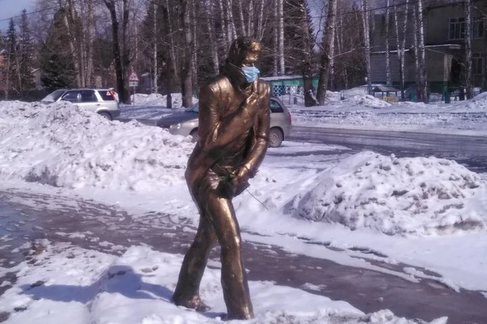 Памятник в маске позабавил соцсети. Фото: Валентин ПОРТНЫХ.