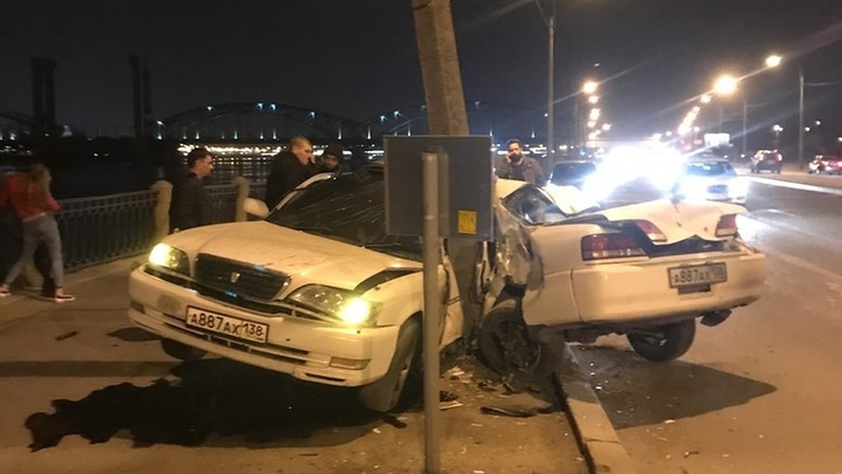 Легковушка влетела в столб на Октябрьской набережной в Санкт-Петербурге -  KP.RU