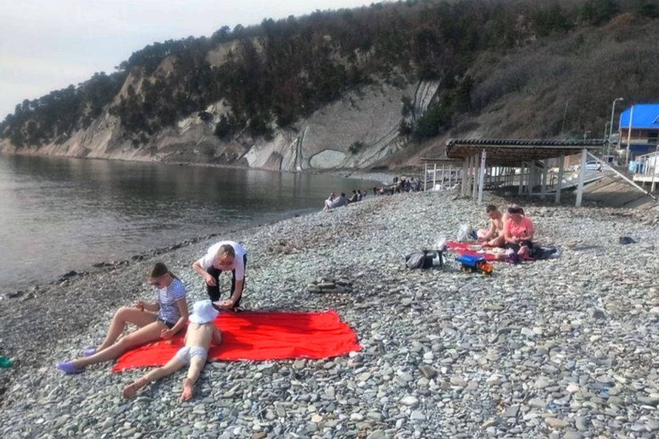 На Черноморском побережье на пляже некоторые даже купаются в море. Фото: Дмитрий ТУРЧЕНКО.