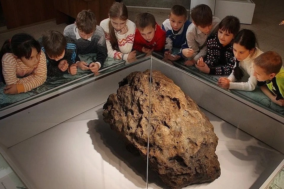 Россияне все еще помнят упавший в Челябинске метеорит