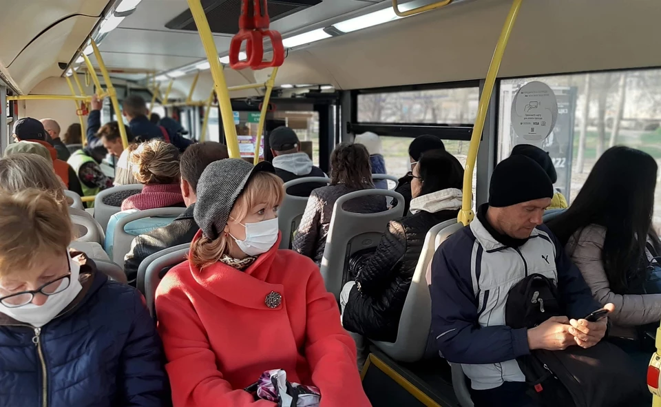 О дистанции в 1,5 метра в автобусе говорить не приходится.