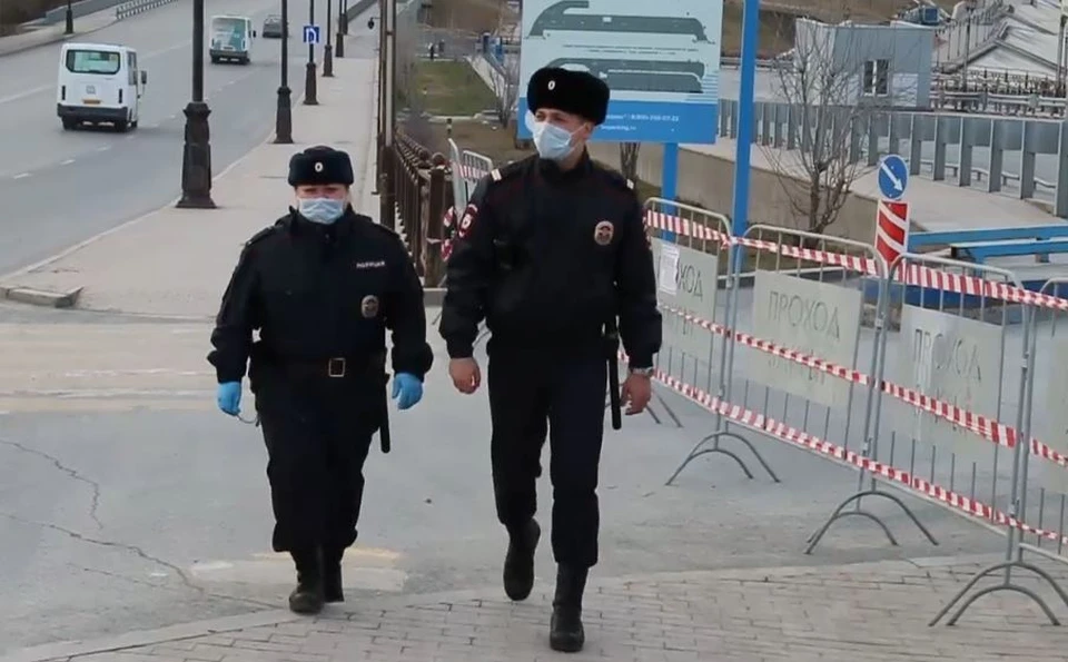 Полицейские отправляют домой гуляющих по городу тюменцев. Скриншот из видео УМВД по Тюменской области.
