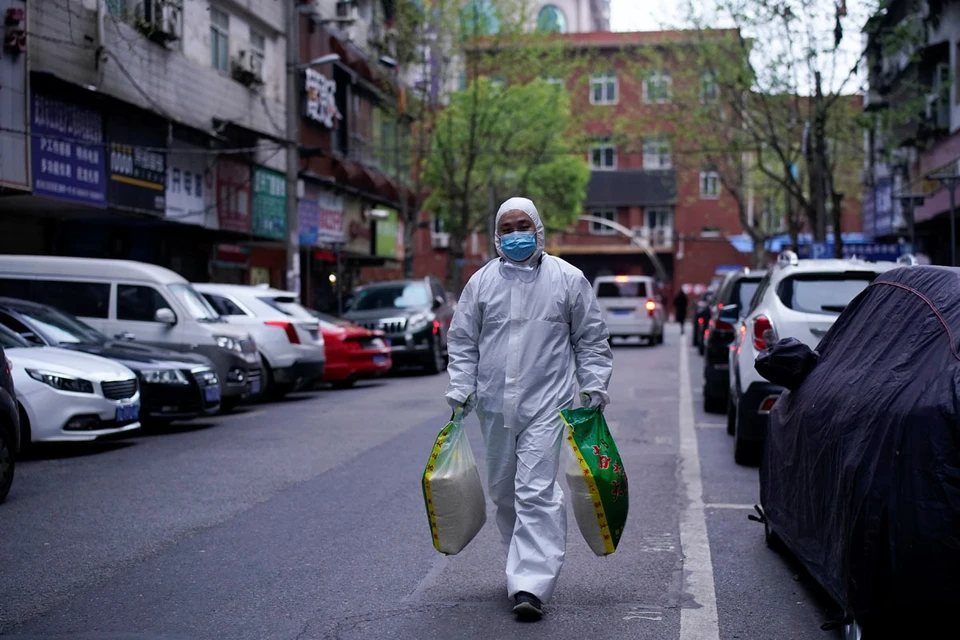 Китай, который один из первых взял под контроль эпидемию коронавируса, вновь оказался на пороге нового витка пандемии.