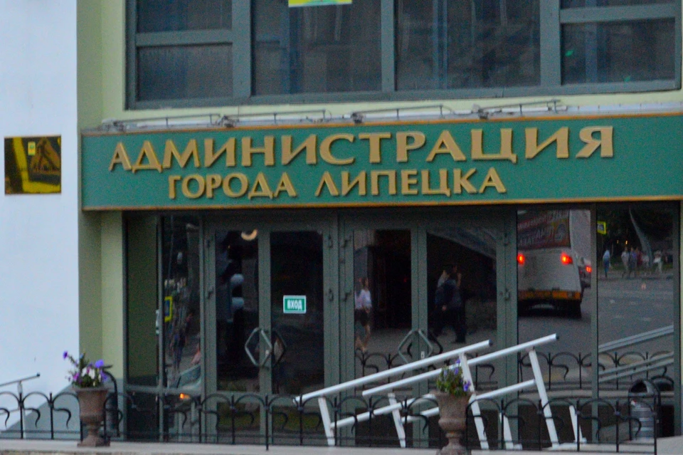 Машины мэрии с водителями отдали медикам и волонтерам