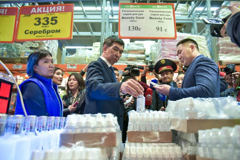 С подтверждением первых случаев заражения коронавирусом в Кыргызстане, цена на тот же антисептик подскочила в два раза. Сколько не уговаривал мэр Бишкека снизить стоимость на ходовой товар, во многих супермаркетах, да и аптеках он стоит втридорога. И это только один пример. Может с введением штрафов что-то изменится?