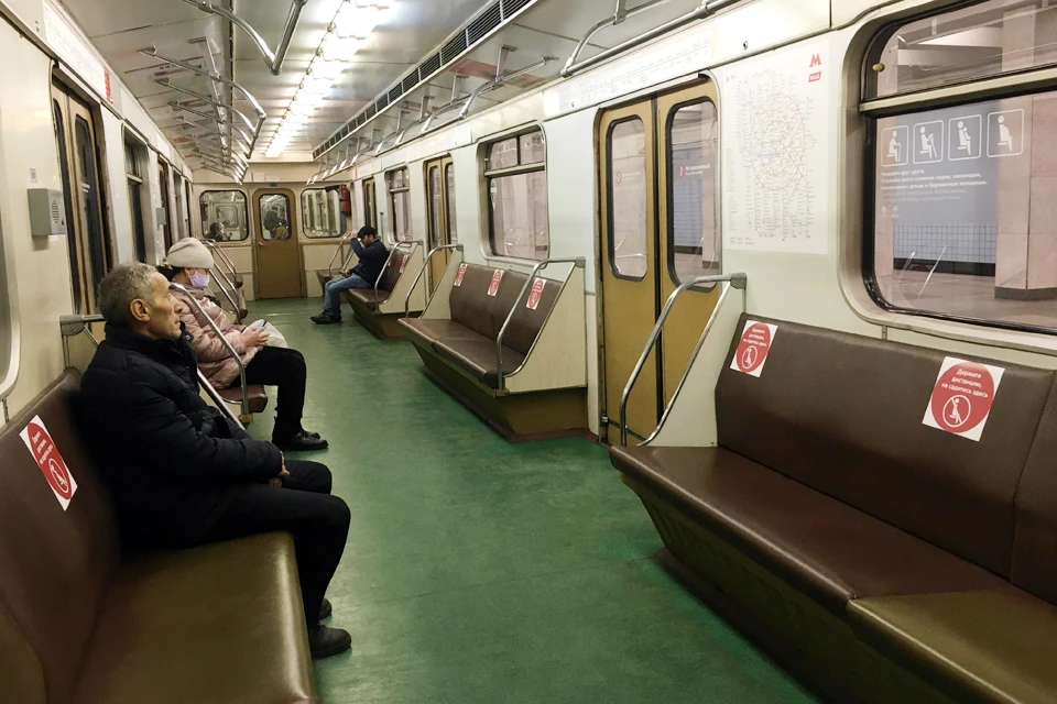 В вагоне метро народу так мало, что можно занять сразу пять сидений