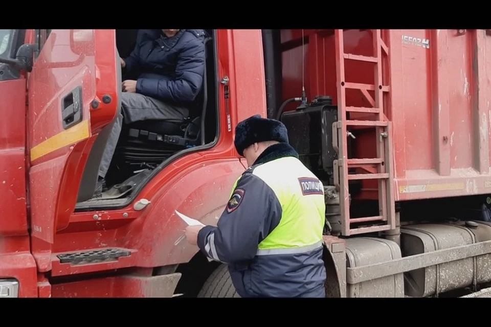 В Красноярске камазисты устроили ночные гонки на публику. Стоп-кадр видео ГИБДД