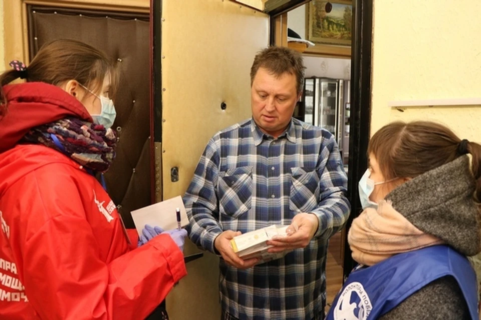 Волонтеры оказывают помощь смолянам без выходных. Фото: smolensk.er.ru.