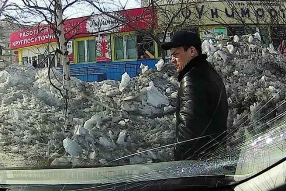 В Комсомольске разыскивают подозреваемого в умышленном повреждении чужого автомобиля ФОТО: Полиция Комсомольска-на-Амуре