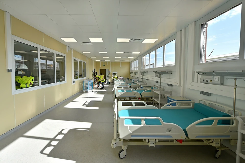 В строящейся для пациентов с коронавирусом больнице приступили к отделке больничных палат и завозу оборудования.