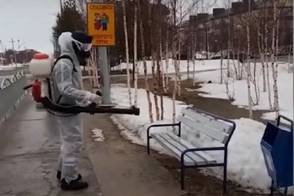 В Ханымее началась масштабная обработка улиц Фото: скрин видео группа "Новый Уренгой" vk.com