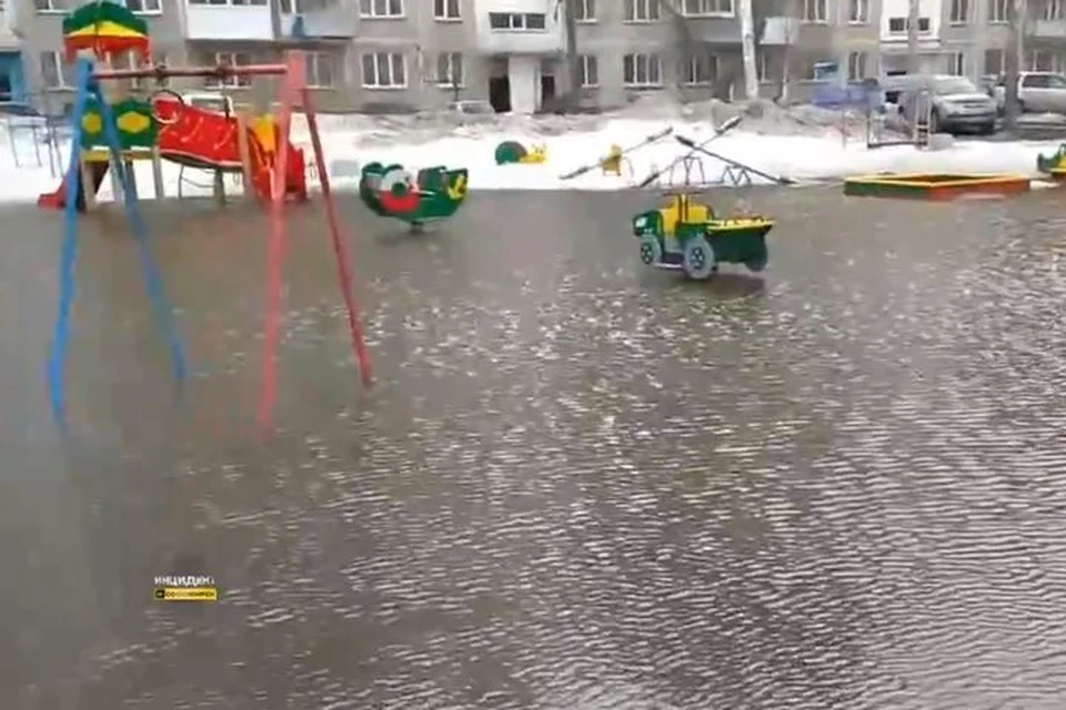 В Новосибирске под воду ушла детская площадка. Фото: стоп-кадр