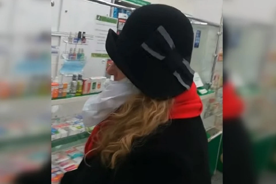 Новосибирцев возмутила женщина, которая купила в аптеке сразу сто масок. Фото: стоп-кадр.