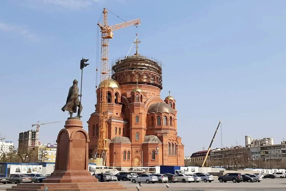 На собор Александра Невского подняли главный крест.