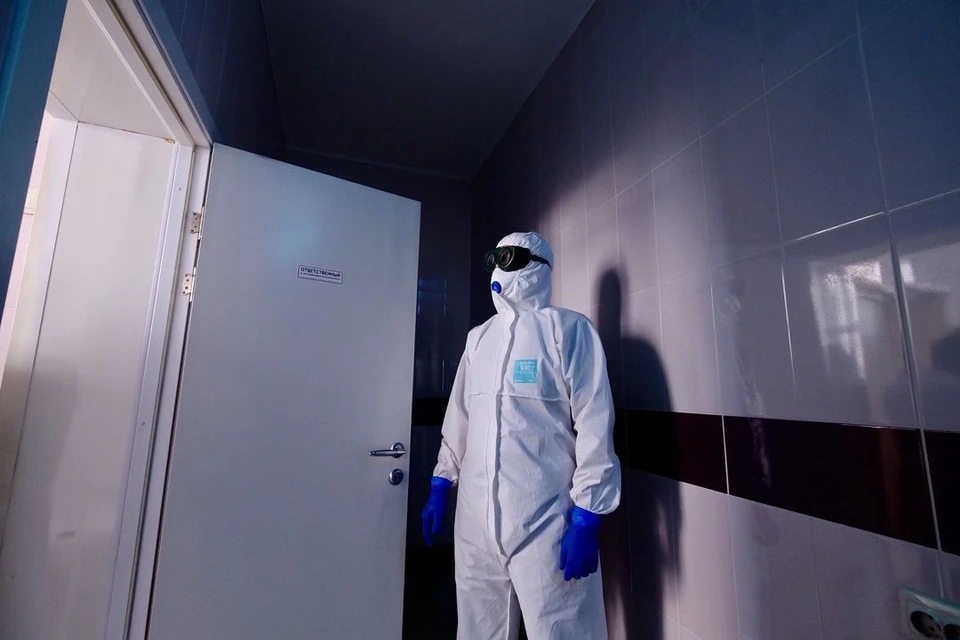 Медики носят защитные костюмы, чтобы противостоять заразе. Фото: минздрав НСО.