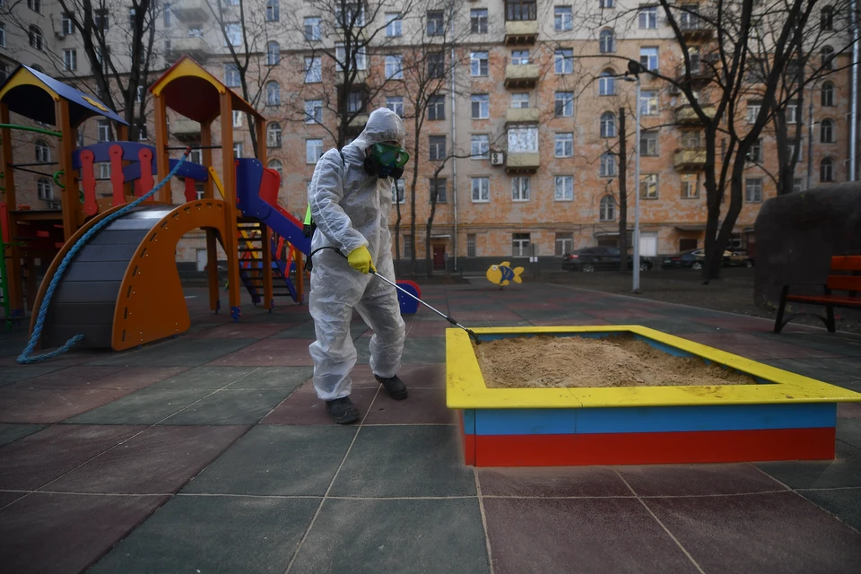 Сотрудники управляющих компаний каждый день обрабатывают антисептиком улицы, дворы и подъезды.