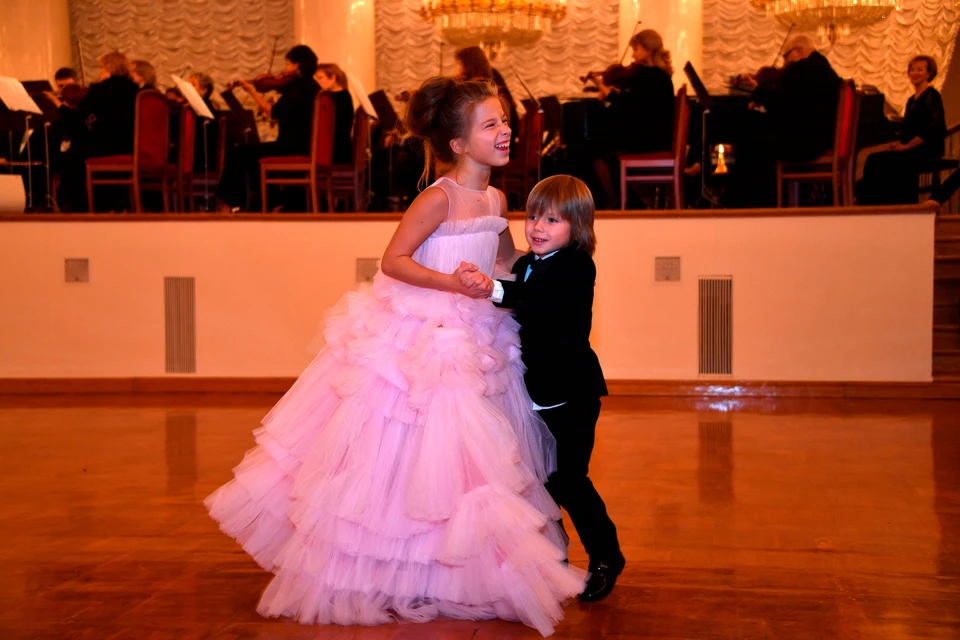 Яна Барановская танцует с младшим братом.