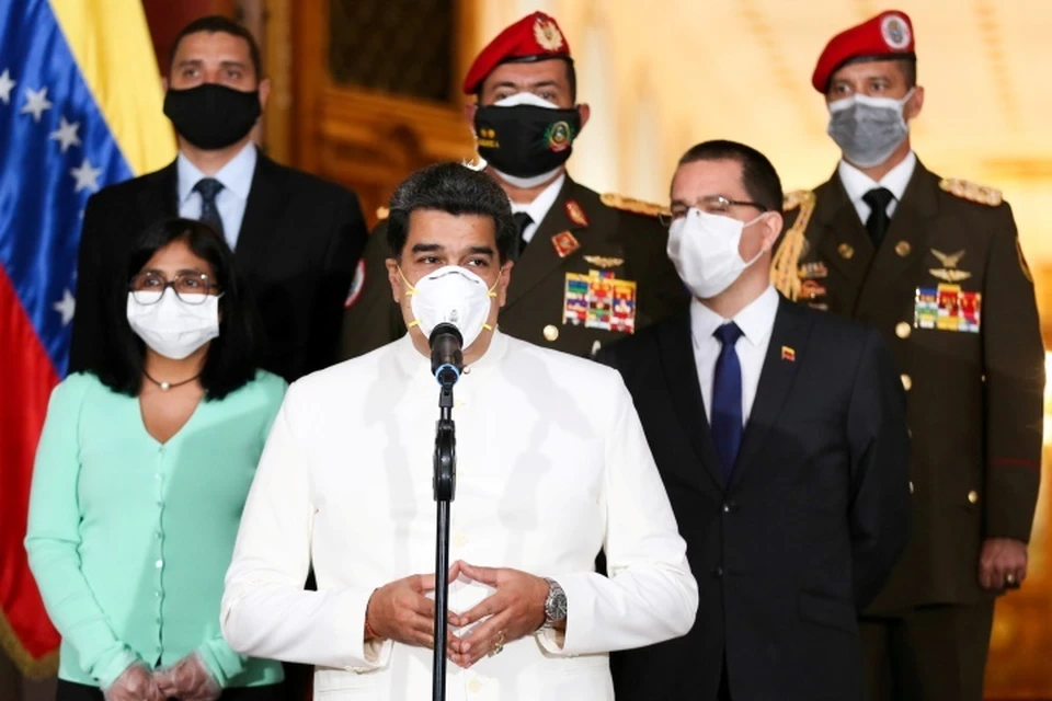 Президент Венесуэлы Николас Мадуро (в центре)