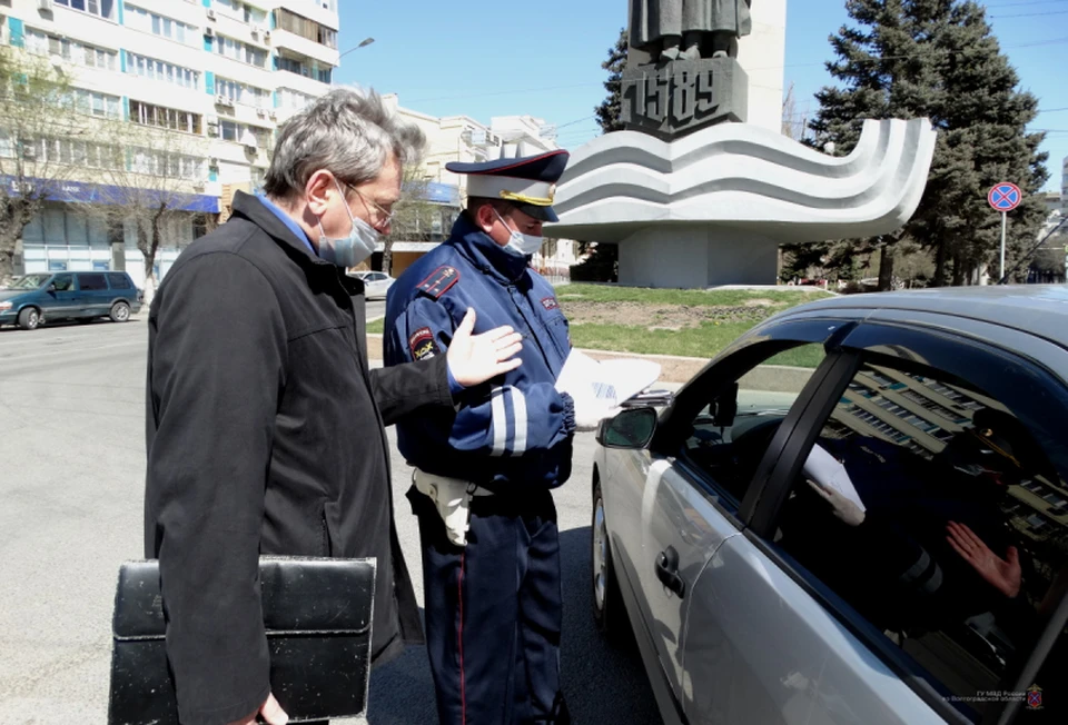 За соблюдением режима самоизоляции следят чиновники и полицейские.