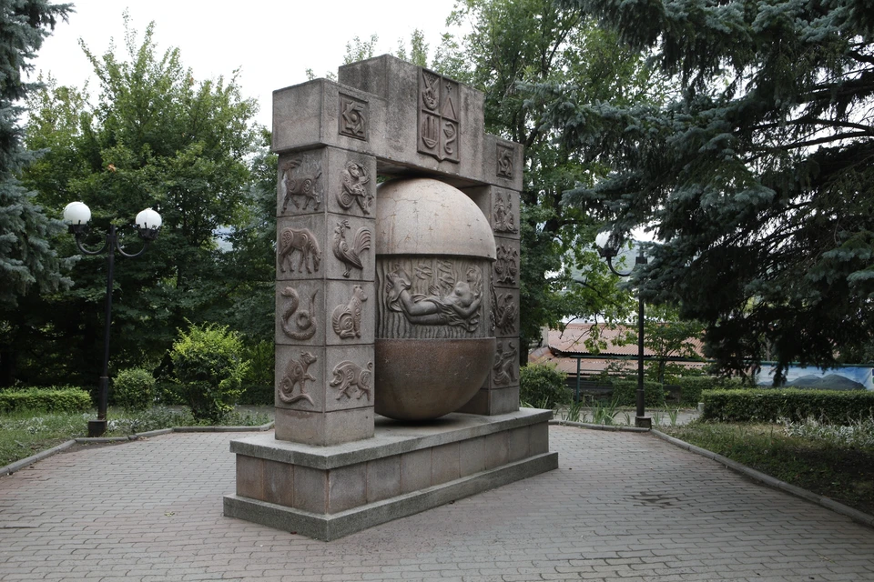 Вандалов не остановило, что проход на территорию достопримечательности закрыли для посещения и огородили барьерами и сигнальными лентами на время самоизоляции