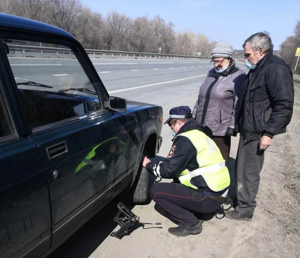 Поймали в гае. Гаишник помогает. Инвалиды и полиция. Полиция на обочине.