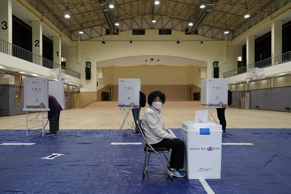 Южная Корея стала одной из немногих стран, которые решились провести общенациональные выборы в условиях эпидемии